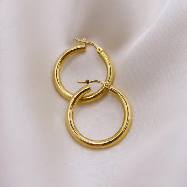 Arracadas de oro con diseño clásico, modelo minimalista y casual de Mena Fine Jewelry.