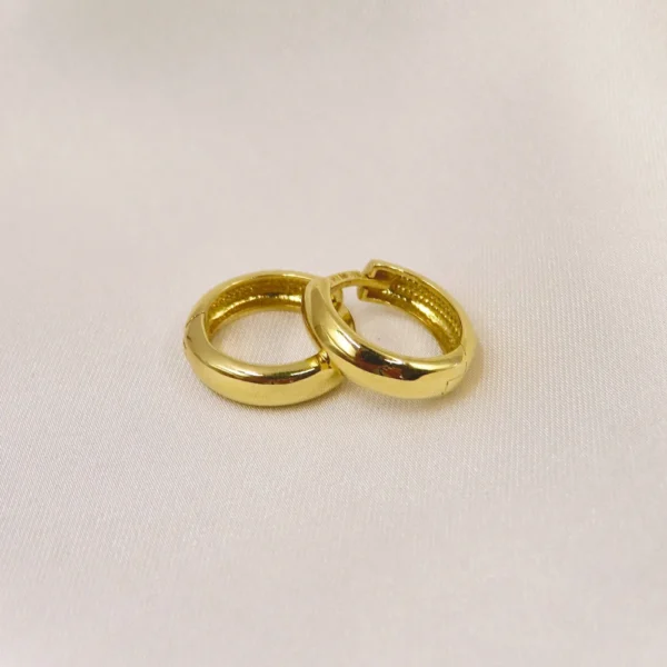 Arracadas de oro con diseño simple y minimalista. Joyería casual de Mena Fine Jewelry.