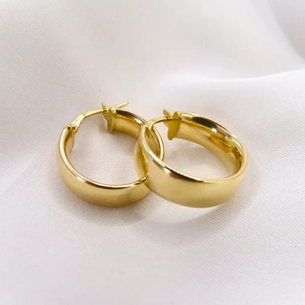 Arracadas de oro con diseño chunky, diseño elegante y minimalista de Mena Fine Jewelry.