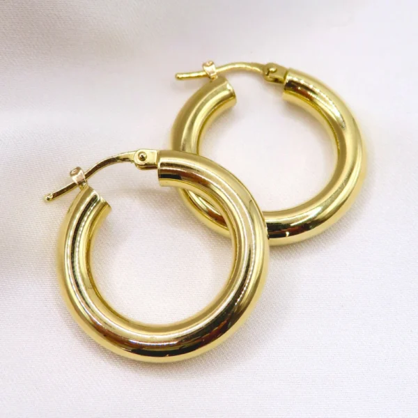 Arracadas de oro con diseño chunky clásico. Joyería fina de Mena.