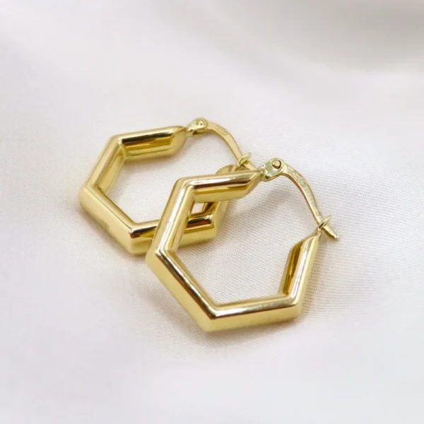 Arracadas de oro con diseño hexagonal, diseño casual de Mena Fine Jewelry.