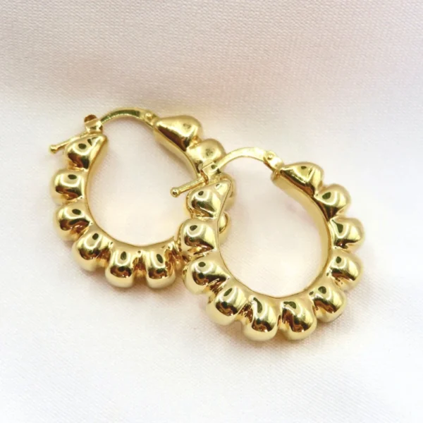 Arracadas de oro con diseño “Gusano”, caracterizados por su forma ondulada y volumen llamativo. Diseño exclusivo de Mena Fibe Jewelry.