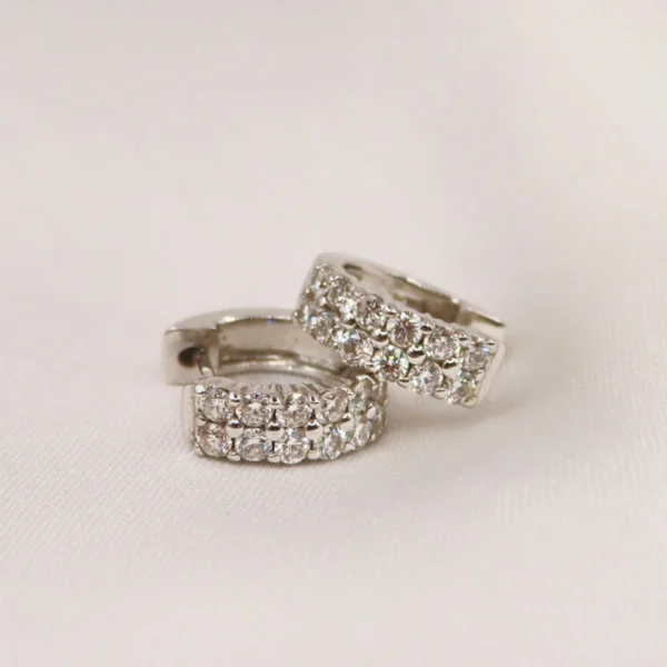 Elegantes arracadas de oro con diamantes, diseño refinado y acabado brillante. Diseño de Mena Fine Jewelry.