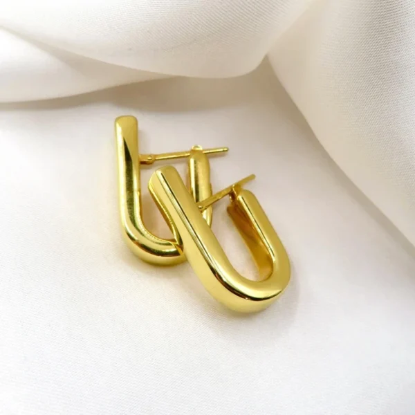 Arracadas de oro con diseño en forma de “U”, moderno y minimalista. Diseño exclusivo de Mena Fine Jewelry.