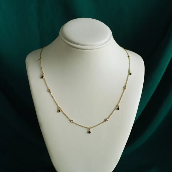 Elegante gargantilla en oro con un delicado diseño intercalado de diamantes y zafiros. Diseño exclusivo de mena Fine Jewelry.