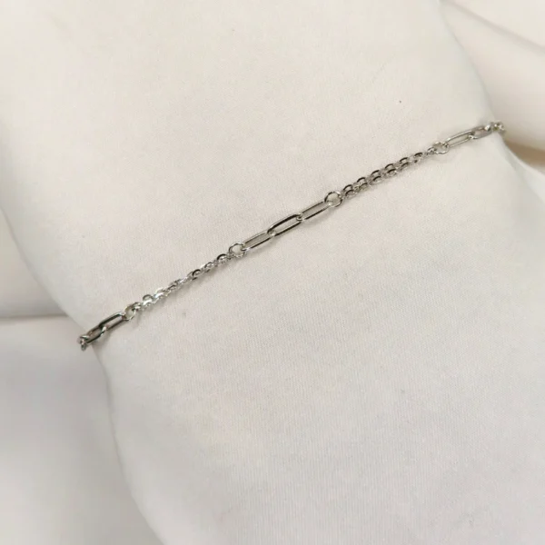 Pulsera delicada elaborada en plata, con eslabones tipo alargado y ovalado. Joyería fina de Mena.