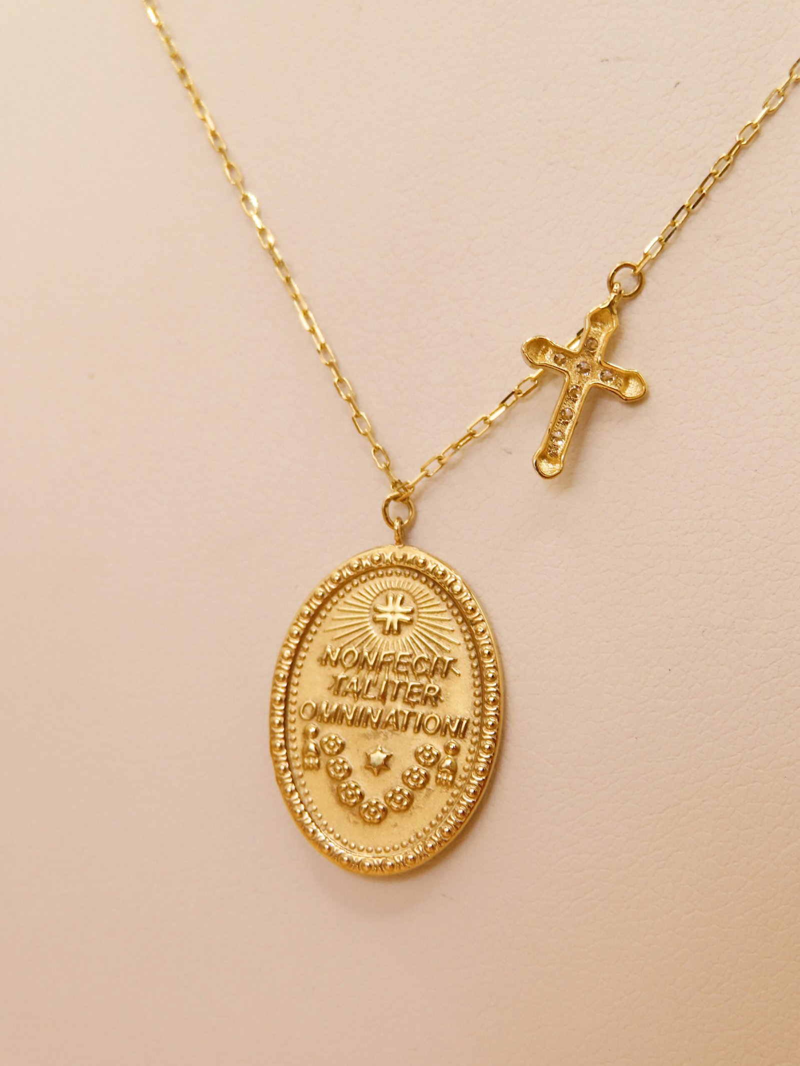 Gargantilla medalla Virgen & cruz - Imagen 3