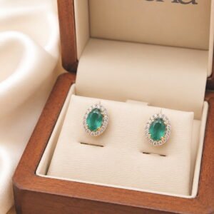 Arete esmeralda oval con halo de diamante
