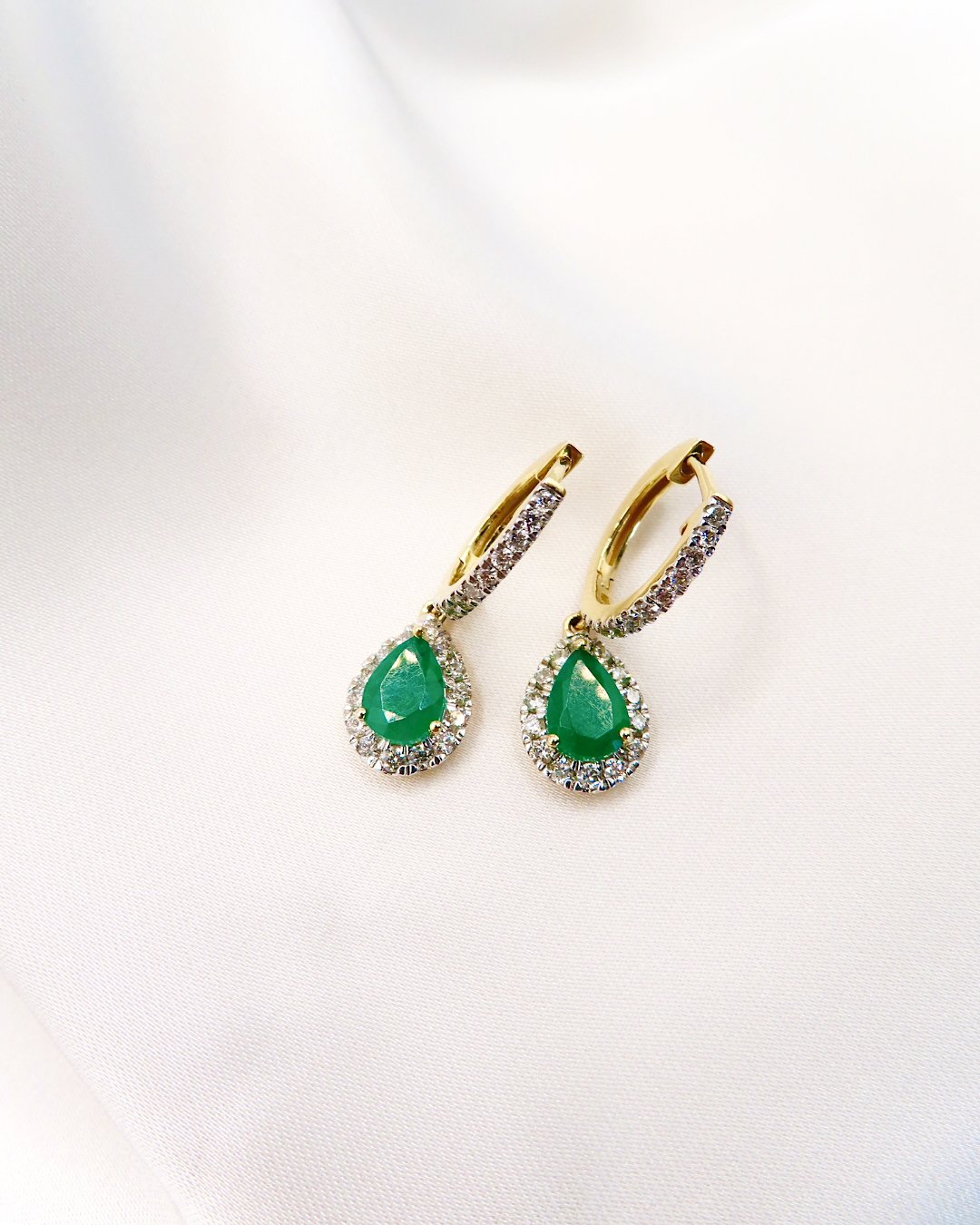Arete colgante con esmeralda & diamantes