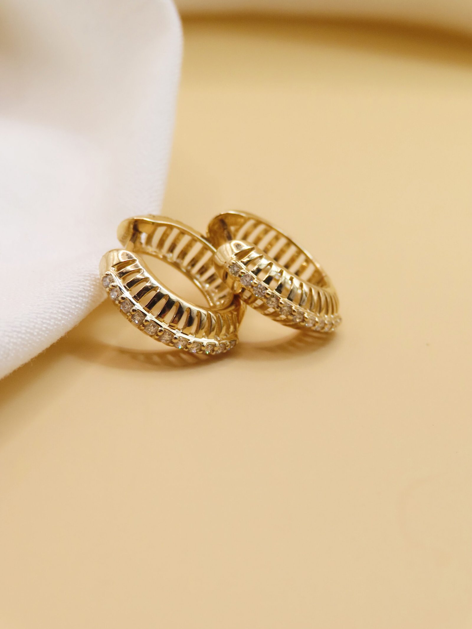 Arracada con línea de diamantes