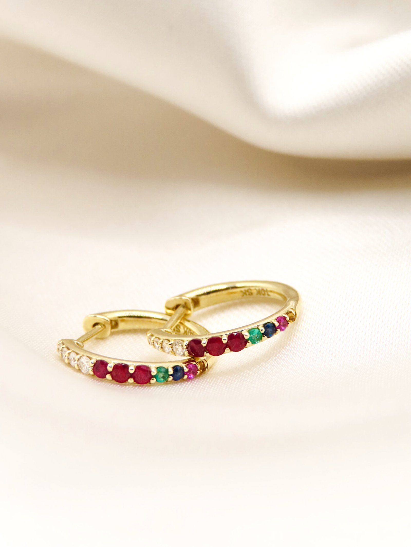 Arracada con diamantes y piedras naturales
