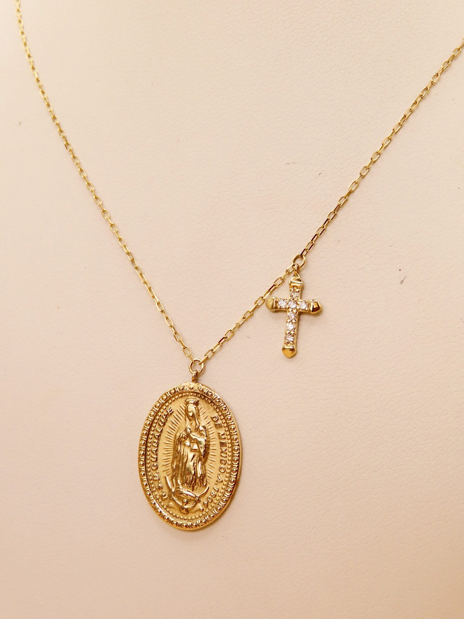 Gargantilla medalla Virgen & cruz - Imagen 2