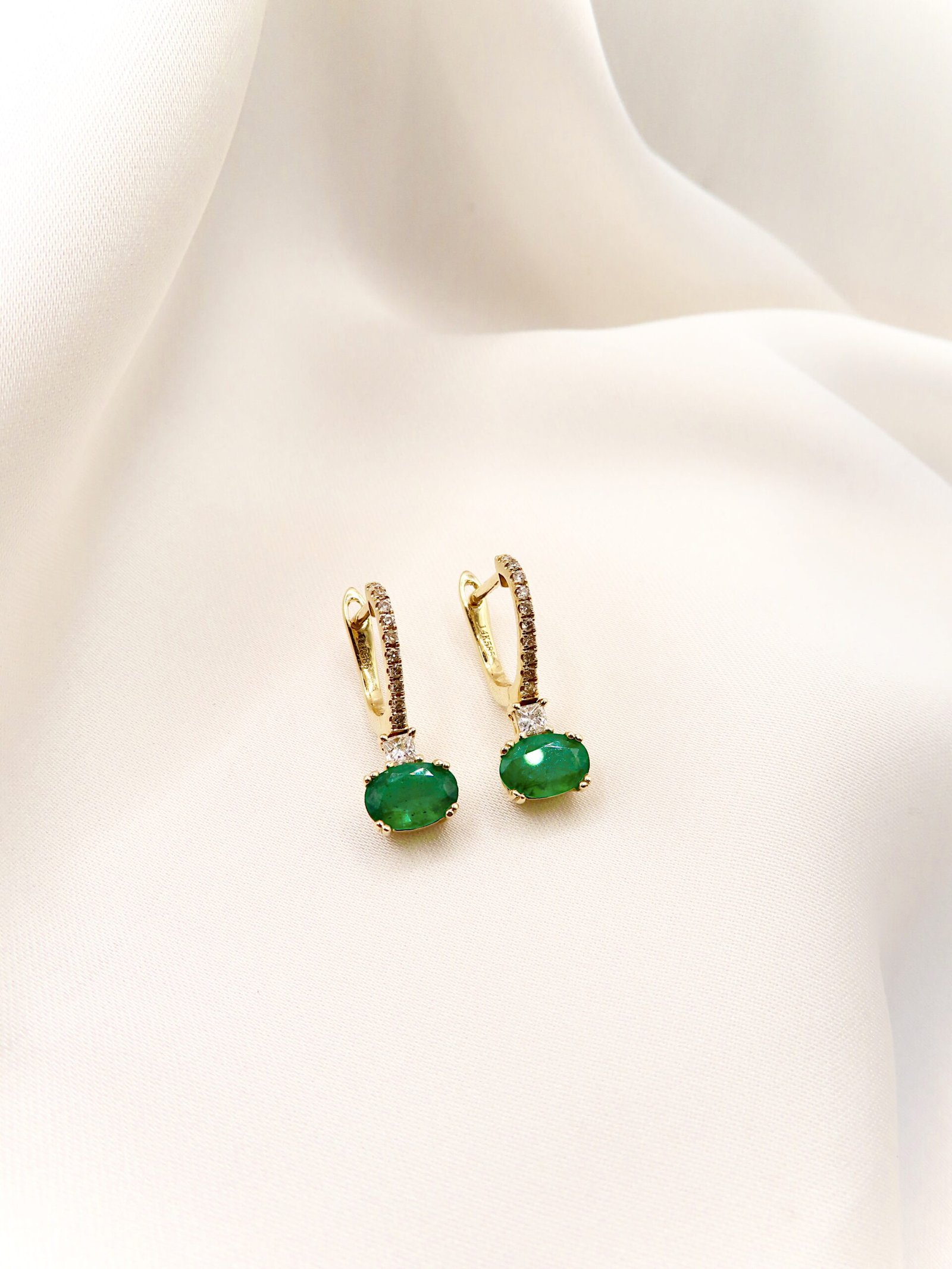Arete con esmeralda & diamantes