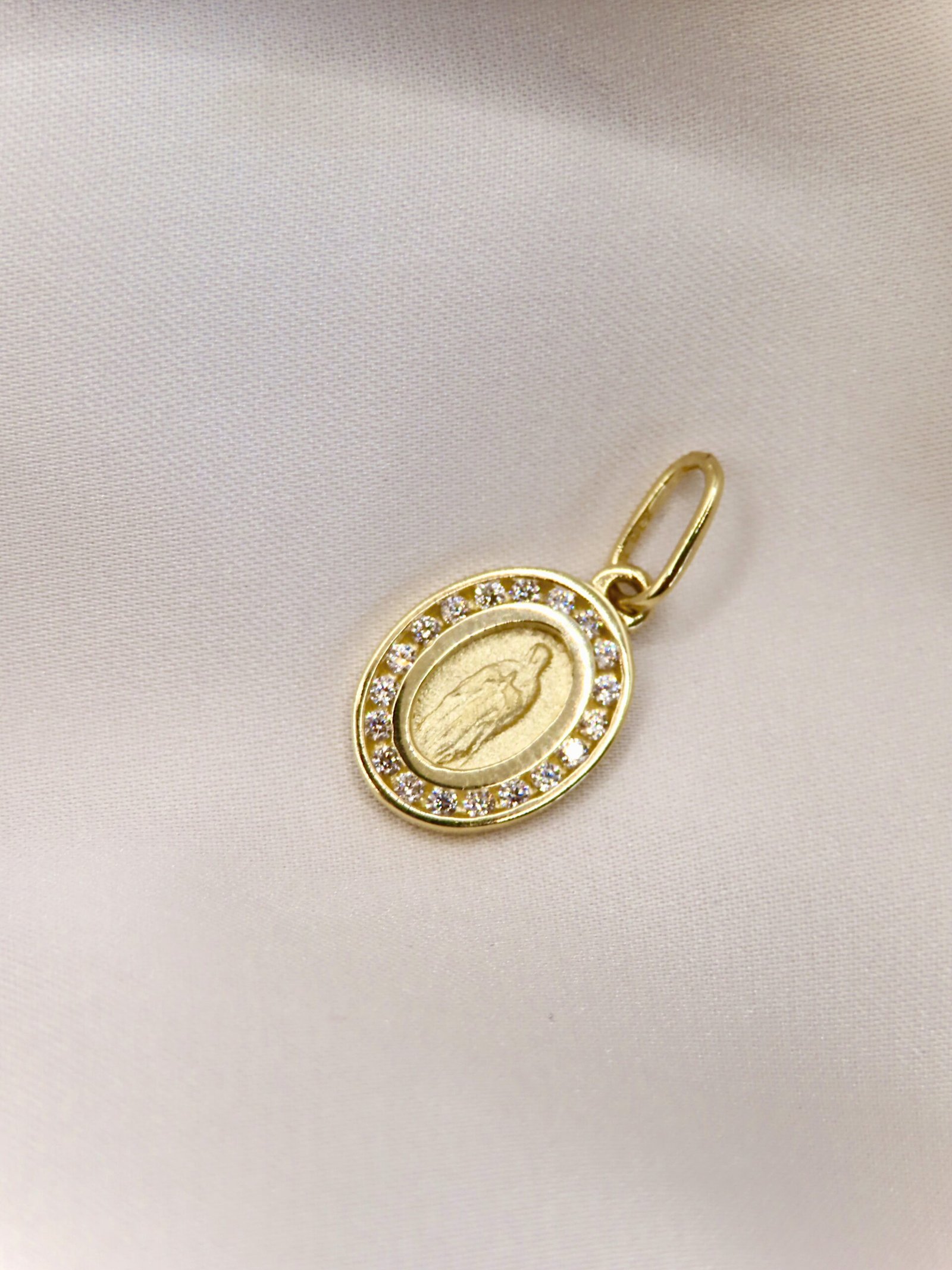 Medalla virgen ovalada con circonia
