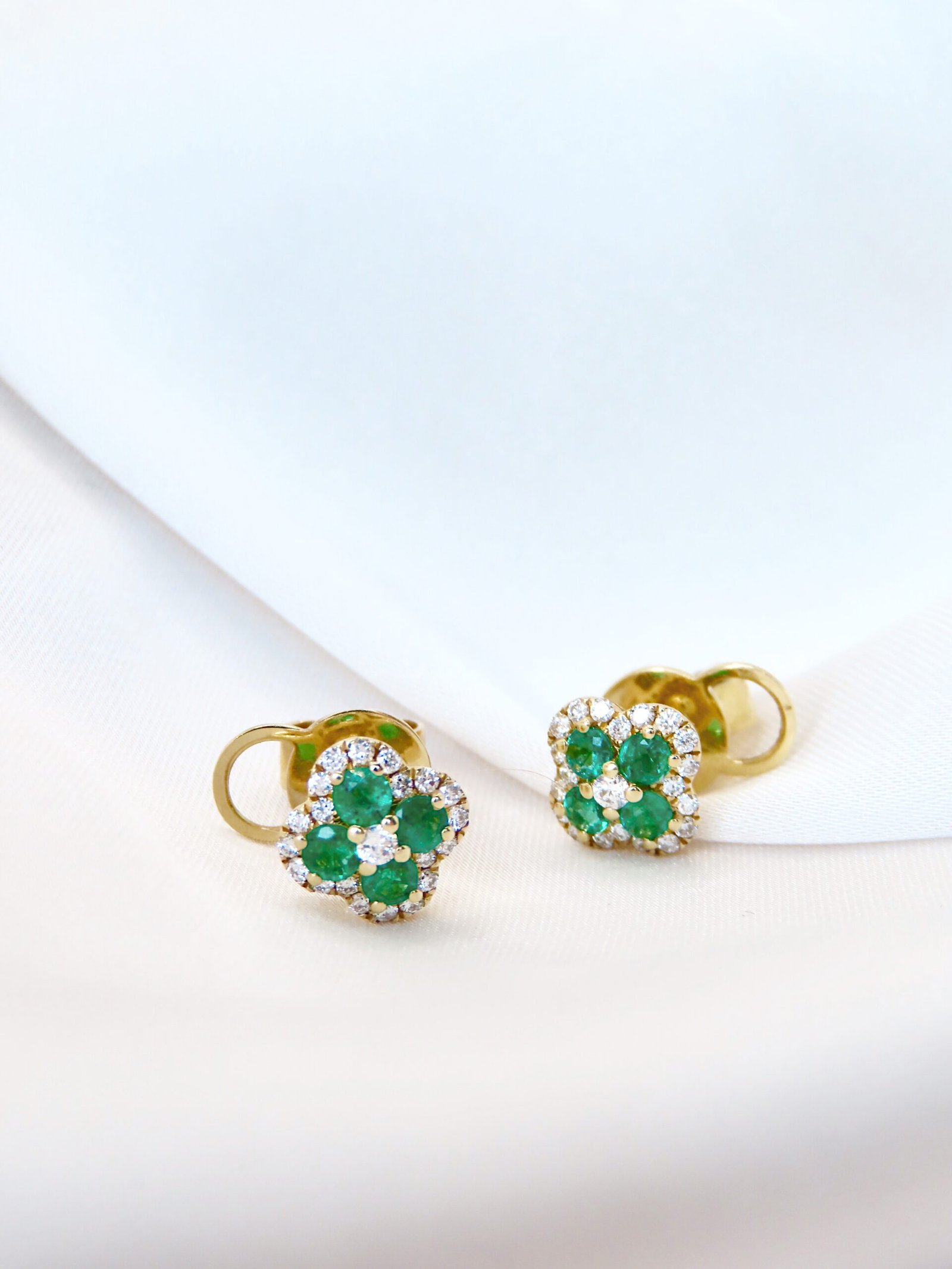 Arete trébol esmeralda & diamantes