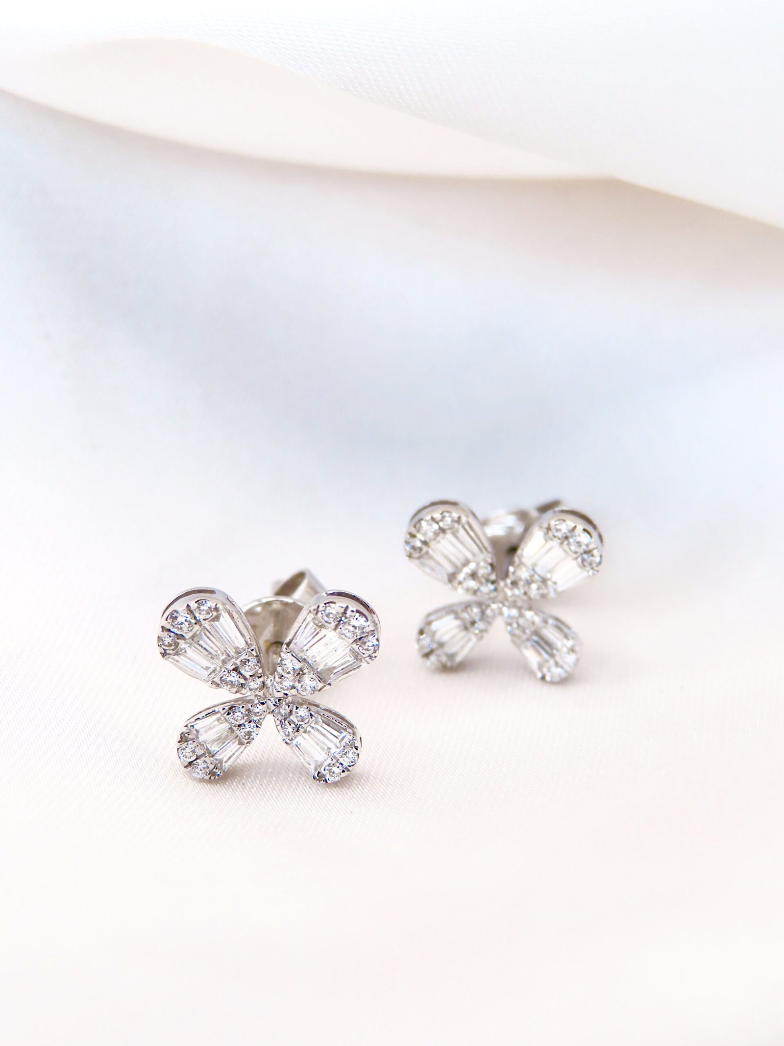 Arete mariposa con diamantes
