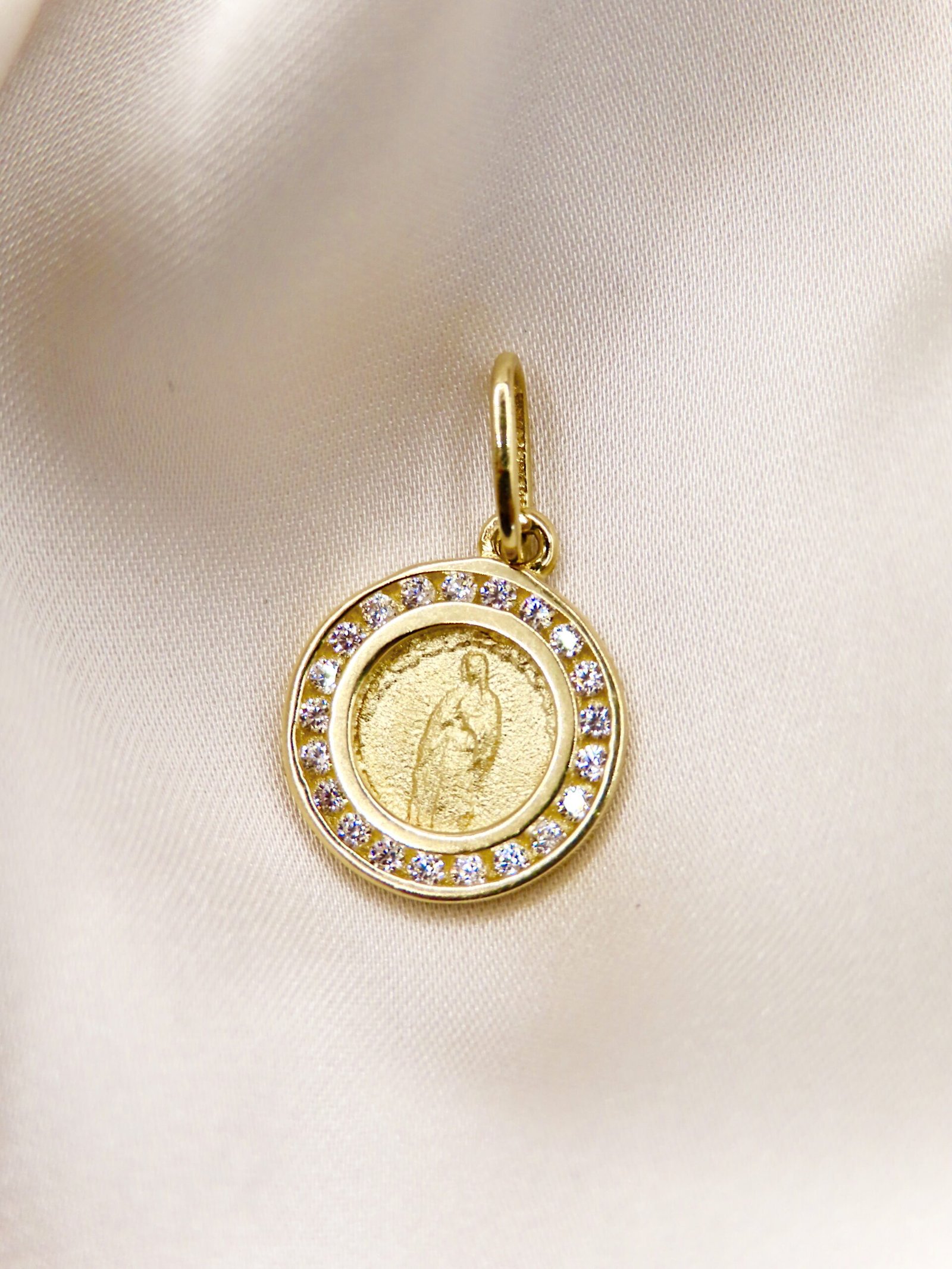 Medalla virgen de Guadalupe redonda con circonia